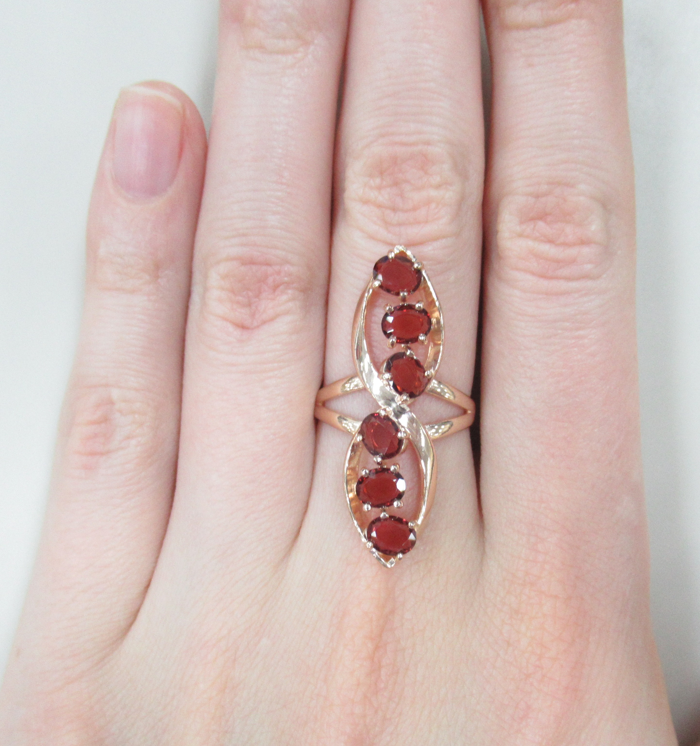 Серебряное кольцо с гранатами